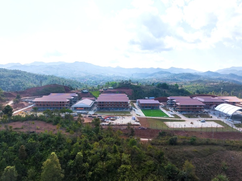 Trường Phổ th&ocirc;ng nội tr&uacute; li&ecirc;n cấp tiểu học - THCS Si Pa Ph&igrave;n, tỉnh Điện Bi&ecirc;n l&agrave; ng&ocirc;i trường đầu ti&ecirc;n trong chương tr&igrave;nh x&acirc;y dựng 248 trường phổ th&ocirc;ng nội tr&uacute; li&ecirc;n cấp tại 248 x&atilde; bi&ecirc;n giới đất liền