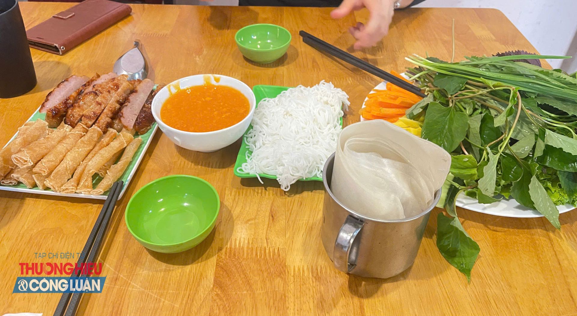 Suất nem nướng vốn c&oacute; gi&aacute; 65.000 đồng hiện đ&atilde; tăng l&ecirc;n 70.000 đồng. (Ảnh: NVCC)