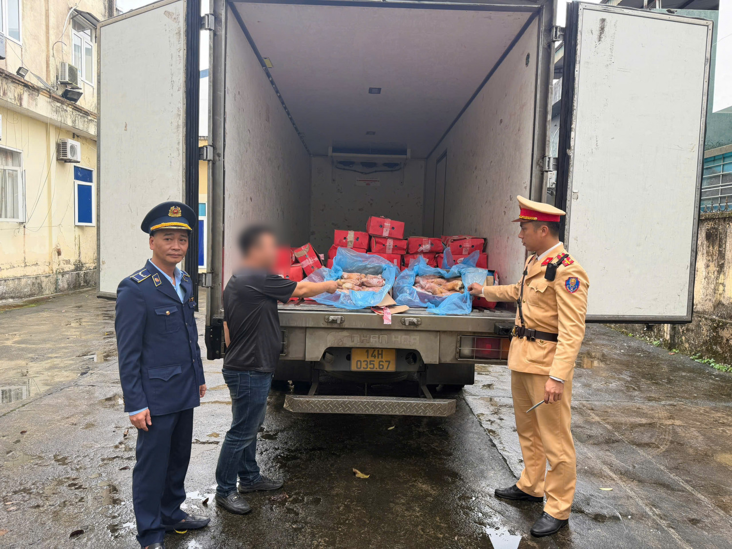 Quảng Ninh: Bắt giữ và tiêu hủy 300 kg chân giò lợn đông lạnh không rõ nguồn gốc