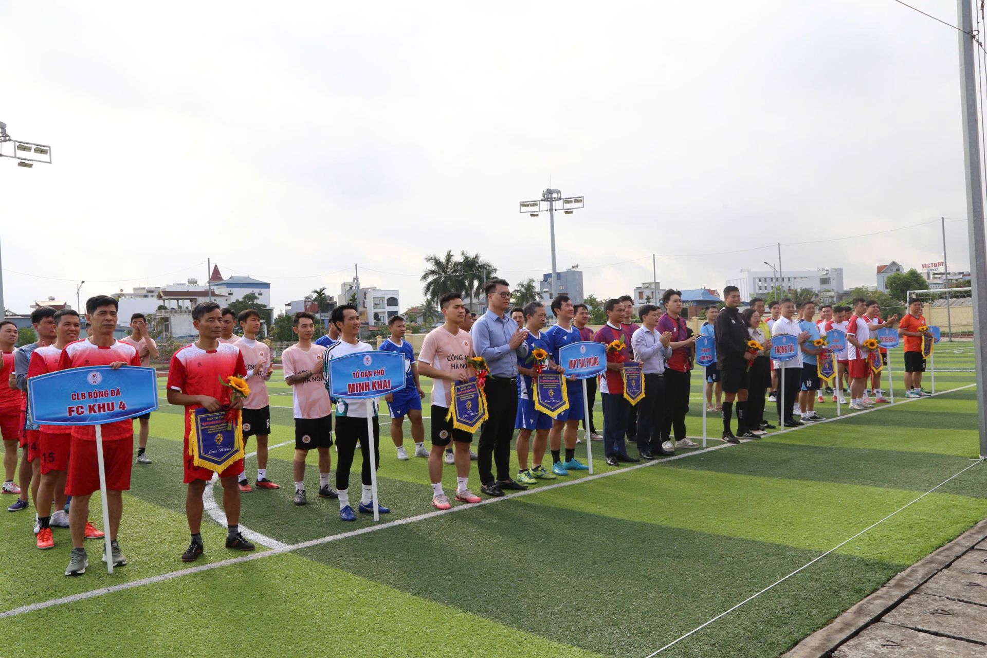 Ban Tổ chức trao Cờ lưu niệm cho c&aacute;c Đội tham gia giải.