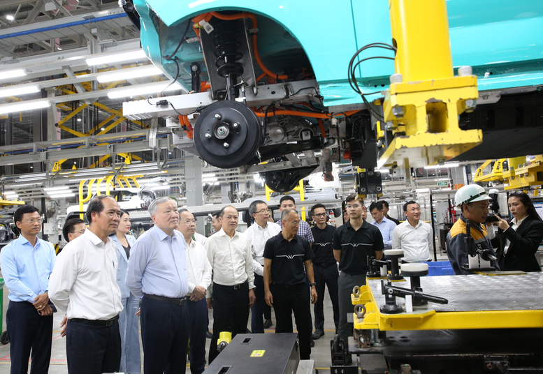 Phó Thủ tướng Thường trực Nguyễn Hòa Bình thăm Nhà máy sản xuất ô tô điện VinFast