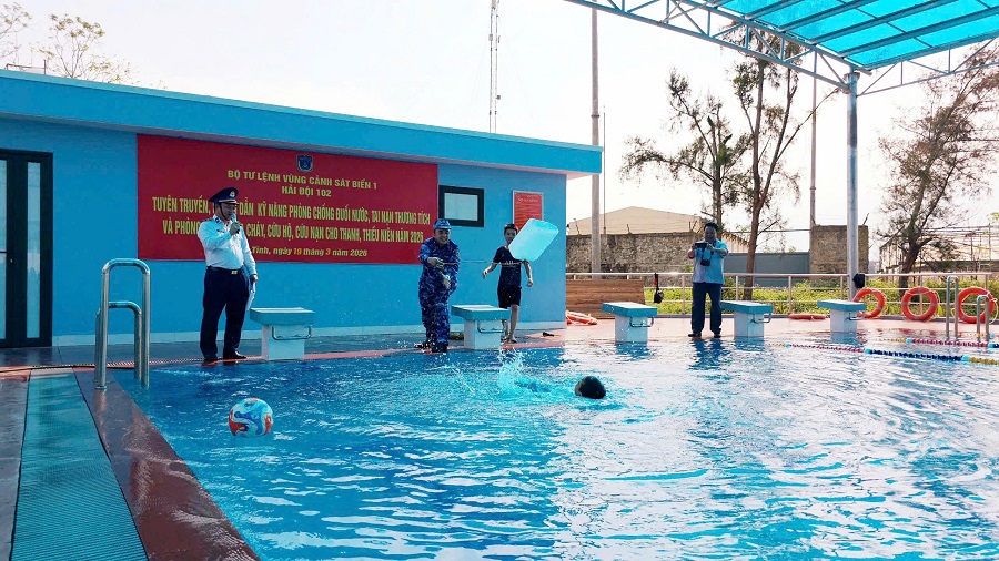 Hải đội 102 tuyên truyền kỹ năng phòng, chống tai nạn cho học sinh vùng ven biển