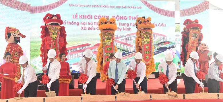 Ph&oacute; Thủ tướng Mai Văn Ch&iacute;nh dự lễ khởi c&ocirc;ng x&acirc;y dựng Trường nội tr&uacute; li&ecirc;n cấp Tiểu học v&agrave; Trung học cơ sở Bến Cầu, x&atilde; Bến Cầu, tỉnh T&acirc;y Ninh - Ảnh: VGP/Giang Thanh