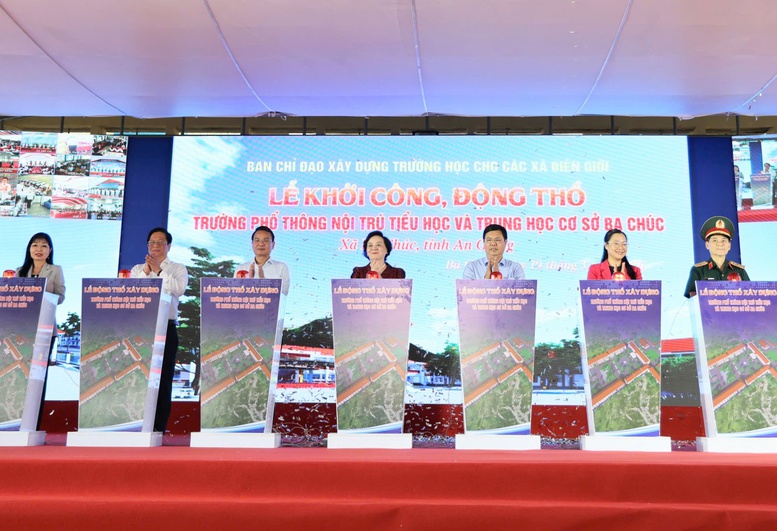 Ph&oacute; Thủ tướng Phạm Thị Thanh Tr&agrave; v&agrave; c&aacute;c đại biểu thực hiện nghi thức khởi c&ocirc;ng, động thổ Trường Phổ th&ocirc;ng nội tr&uacute; Tiểu học v&agrave; Trung học cơ sở Ba Ch&uacute;c, x&atilde; Ba Ch&uacute;c, tỉnh An Giang - Ảnh: VGP/Thu Giang