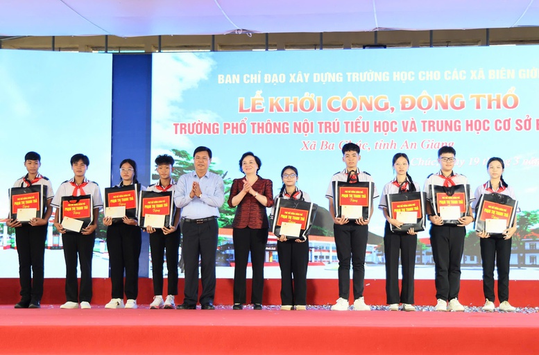 Ph&oacute; Thủ tướng Phạm Thị Thanh Tr&agrave; trao qu&agrave; v&agrave; học bổng tặng c&aacute;c em học sinh giỏi c&oacute; ho&agrave;n cảnh kh&oacute; khăn - Ảnh: VGP/Thu Giang