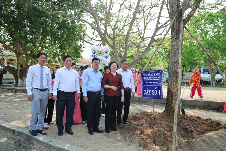 Ph&oacute; Thủ tướng Phạm Thị Thanh Tr&agrave; v&agrave; c&aacute;c đại biểu trồng c&acirc;y lưu niệm - Ảnh: VGP/Thu Giang