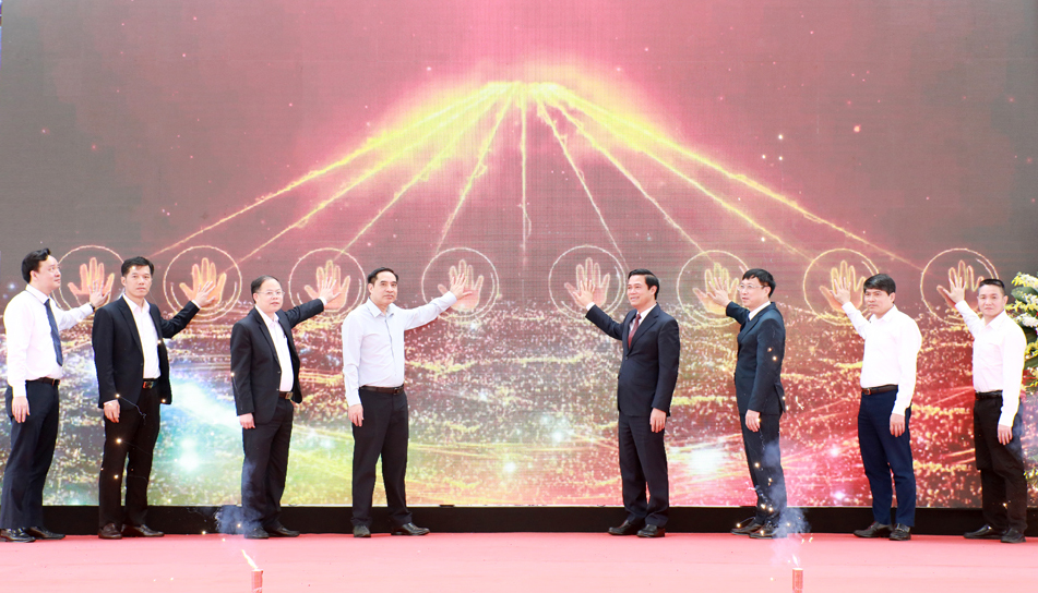 C&aacute;c đại biểu bấm n&uacute;t khai mạc ng&agrave;y hội.