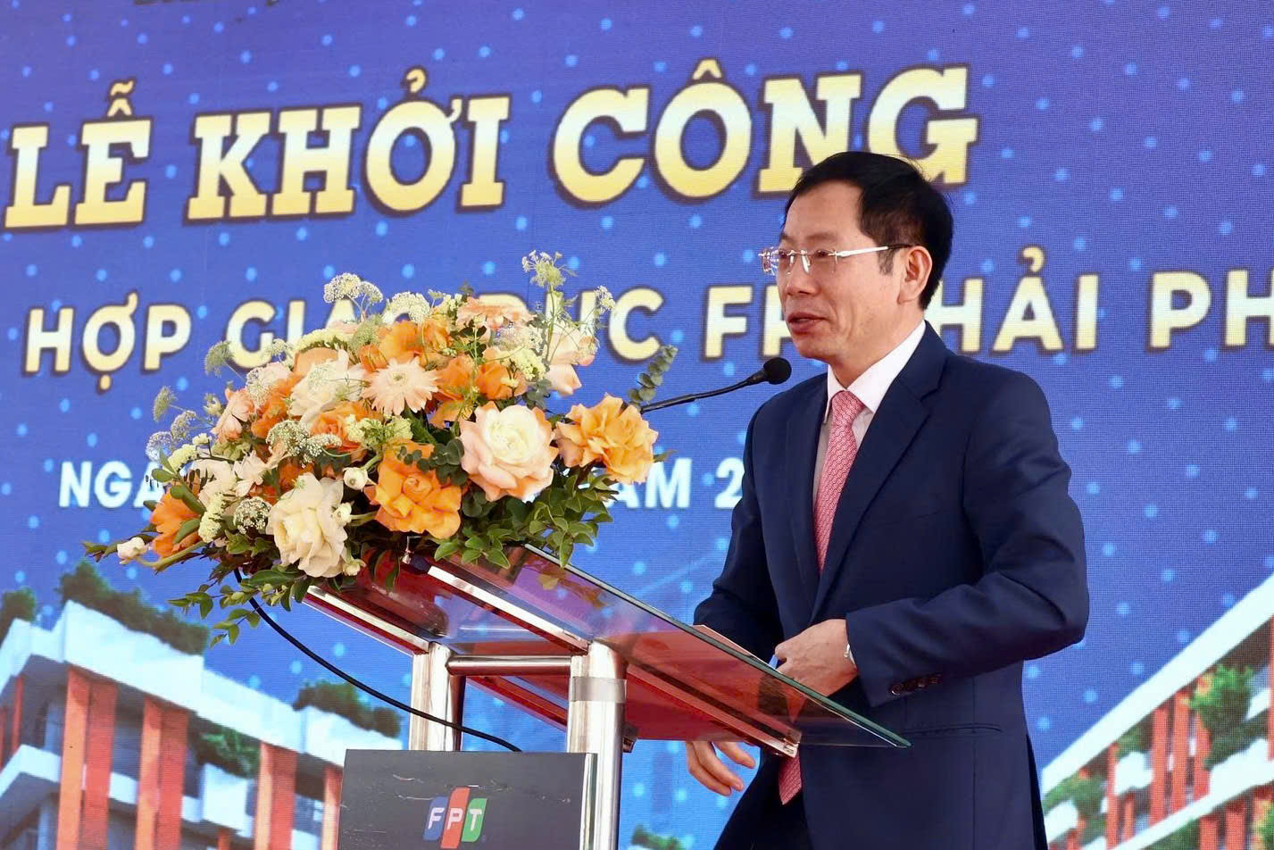 Phó Chủ tịch UBND thành ph&ocirc;́ Vũ Ti&ecirc;́n Phụng phát bi&ecirc;̉u tại L&ecirc;̃ khởi c&ocirc;ng.