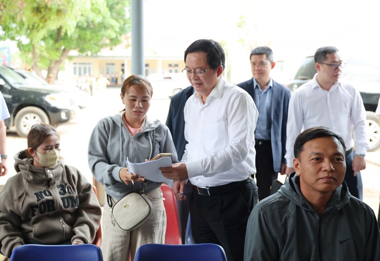Ph&oacute; Thủ tướng Hồ Quốc Dũng thăm hỏi người d&acirc;n l&agrave;m thủ tục h&agrave;nh ch&iacute;nh tại Trung t&acirc;m phục vụ h&agrave;nh ch&iacute;nh c&ocirc;ng tại x&atilde; Ea Bung, tỉnh Đắk Lắk - Ảnh: VGP/Gia Huy