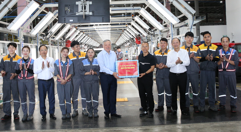 Ph&oacute; Thủ tướng Thường trực Nguyễn H&ograve;a B&igrave;nh tặng qu&agrave; Nh&agrave; m&aacute;y sản xuất &ocirc; t&ocirc; điện VinFast - Ảnh: VGP/Nguyễn Ho&agrave;ng