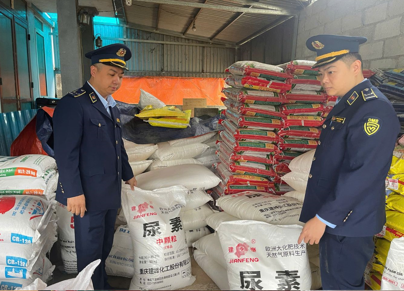 Quản lý thị trường tỉnh Cao Bằng tịch thu 2,5 tấn phân đạm nhập lậu trong vụ Đông Xuân