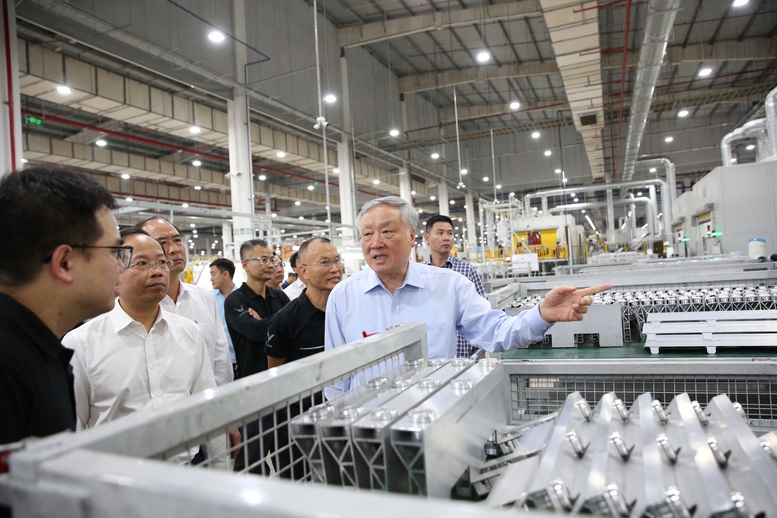 Ph&oacute; Thủ tướng Thường trực Ch&iacute;nh phủ Nguyễn H&ograve;a B&igrave;nh thăm Nh&agrave; m&aacute;y sản xuất pin VinES - Ảnh: VGP/Nguyễn Ho&agrave;ng