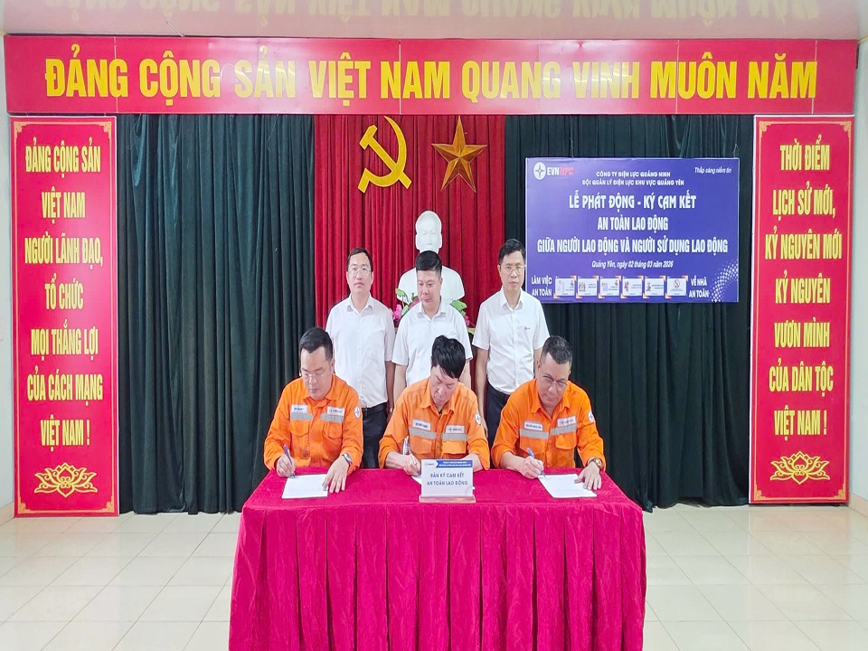 C&aacute;c đơn vị trực thuộc tổ chức Lễ ph&aacute;t động k&yacute; cam kết thực hiện an to&agrave;n lao động