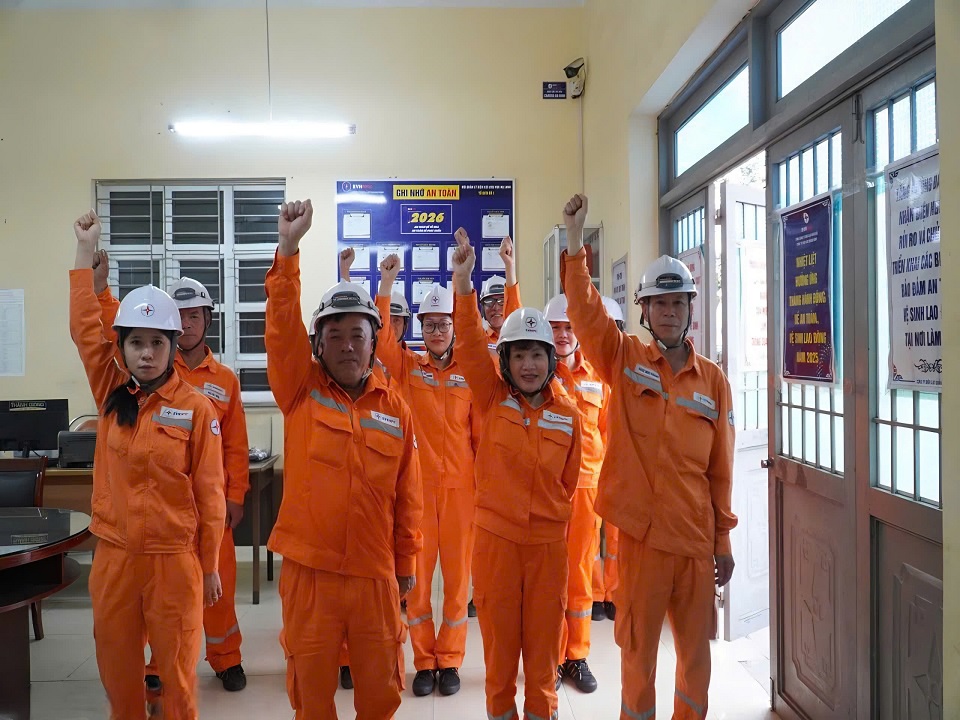 C&ocirc;ng nh&acirc;n Tổ Quản l&yacute; điện số 1 khu vực Hạ Long h&ocirc; khẩu hiệu an to&agrave;n đầu giờ l&agrave;m việc