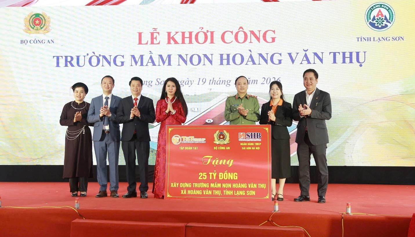 Đại diện Bộ C&ocirc;ng an, T&T Group v&agrave; Ng&acirc;n h&agrave;ng SHB trao bảng tượng trưng&nbsp; t&agrave;i trợ 25 tỷ đồng để x&acirc;y dựng trường mầm non Ho&agrave;ng Văn Thụ