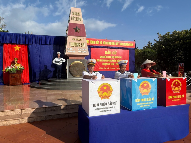 Cử tri Khu vực bỏ phiếu số 14 (đảo Trường Sa) bỏ phiếu bầu cử đại biểu Quốc hội kh&oacute;a XVI v&agrave; đại biểu HĐND c&aacute;c cấp nhiệm kỳ 2026 - 2031 - Ảnh: VGP