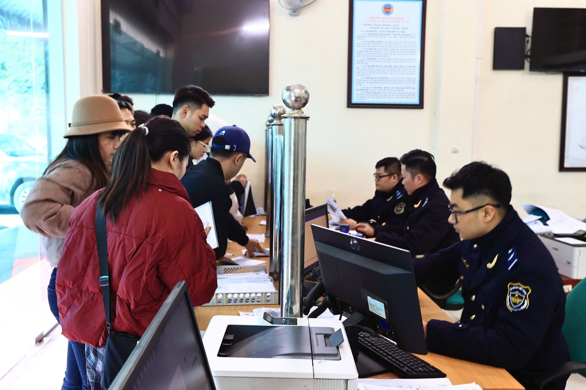 Hoạt động nghiệp vụ của c&ocirc;ng chức Chi cục Hải quan khu vực VI. Ảnh: KT