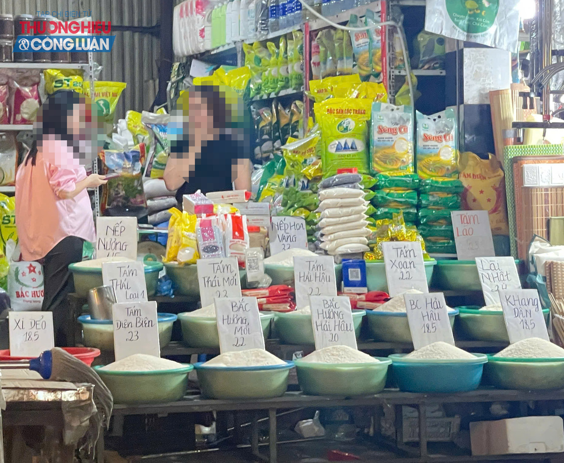 Tại một số cửa h&agrave;ng v&agrave; chợ d&acirc;n sinh ở H&agrave; Nội, gi&aacute; gạo đ&atilde; bắt đầu điều chỉnh, d&ugrave; mức tăng chưa lớn, phổ biến khoảng 500 đồng &ndash; 1.000 đồng/kg.