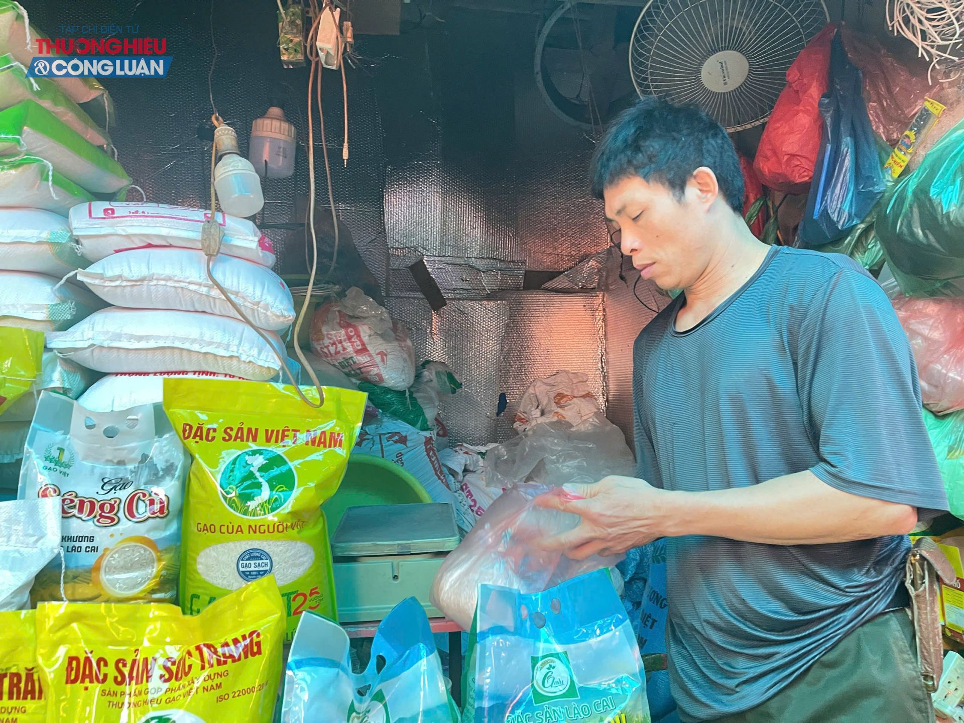 Tiểu thương tại một chợ đường Quan Nh&acirc;n (phường Thanh Xu&acirc;n) cho biết, gi&aacute; nhập từ miền T&acirc;y tăng do chi ph&iacute; vận chuyển đội l&ecirc;n, buộc họ phải điều chỉnh gi&aacute; để b&ugrave; đắp.