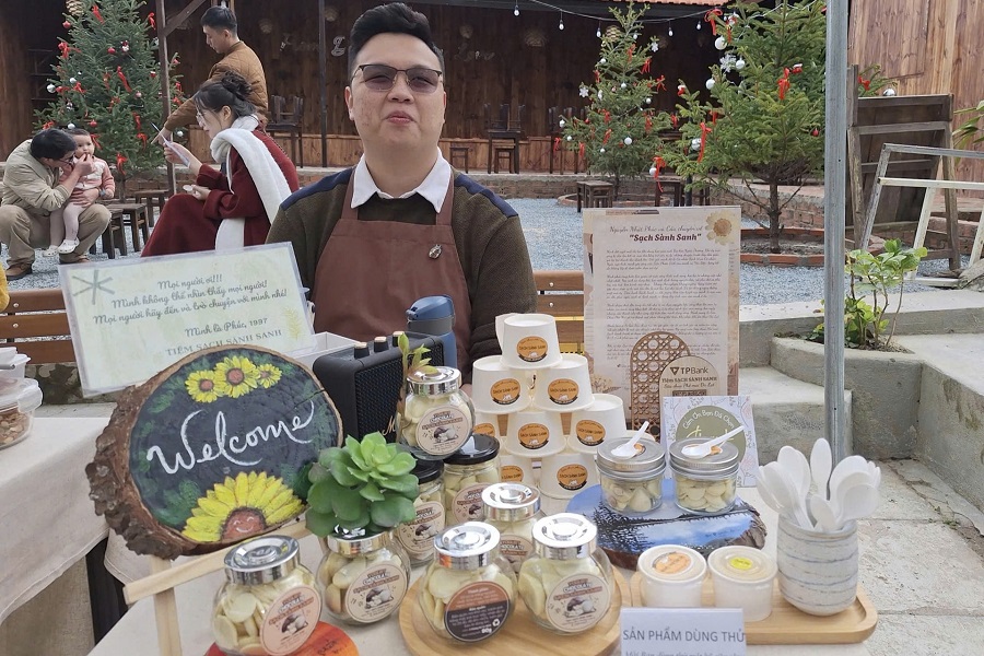 Lâm Đồng: Hành trình không khuất phục của chàng trai khiếm thị