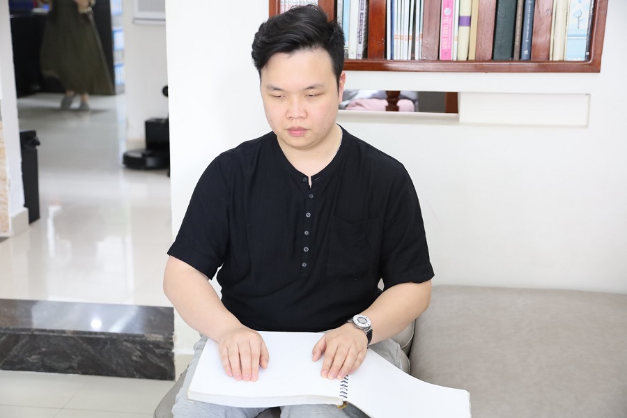 Anh Nguyễn Nhật Ph&uacute;c vượt l&ecirc;n nghịch cảnh, m&agrave;y m&ograve; tập sống trong b&oacute;ng tối, học chữ nổi để tiếp tục chinh phục con đường tri thức
