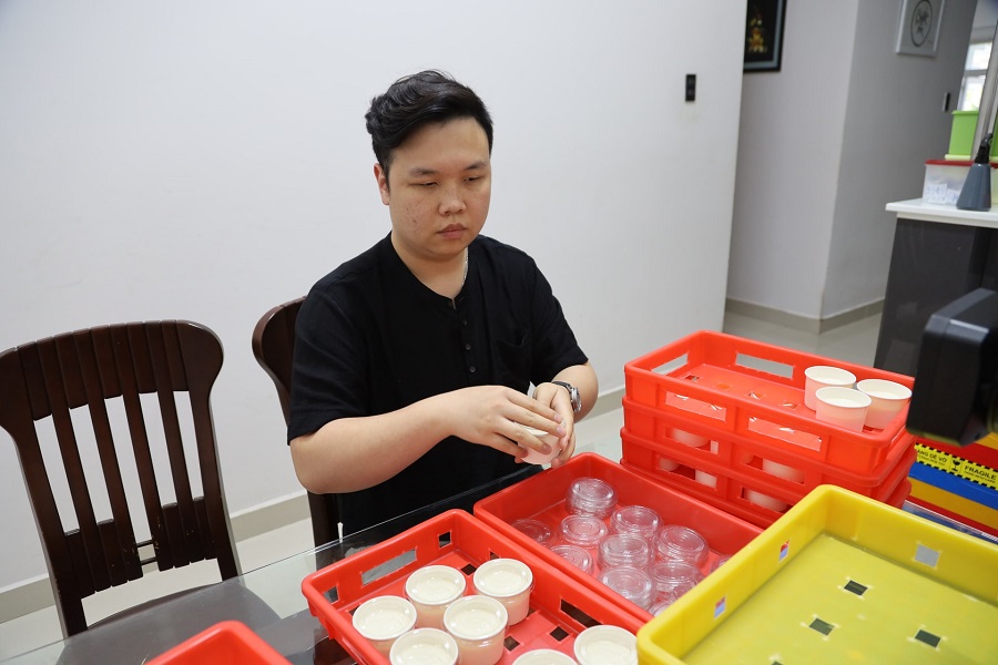 Anh Nguyễn Nhật Ph&uacute;c m&agrave;y m&ograve; l&agrave;m sữa chua từ đam m&ecirc; bếp n&uacute;c của bản th&acirc;n