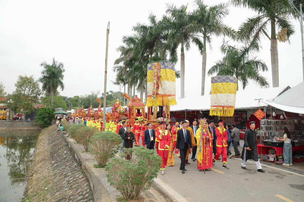 Rước nước về d&acirc;ng l&ecirc;n c&uacute;ng Phật, cầu cho quốc th&aacute;i d&acirc;n an, m&ugrave;a m&agrave;ng tươi tốt