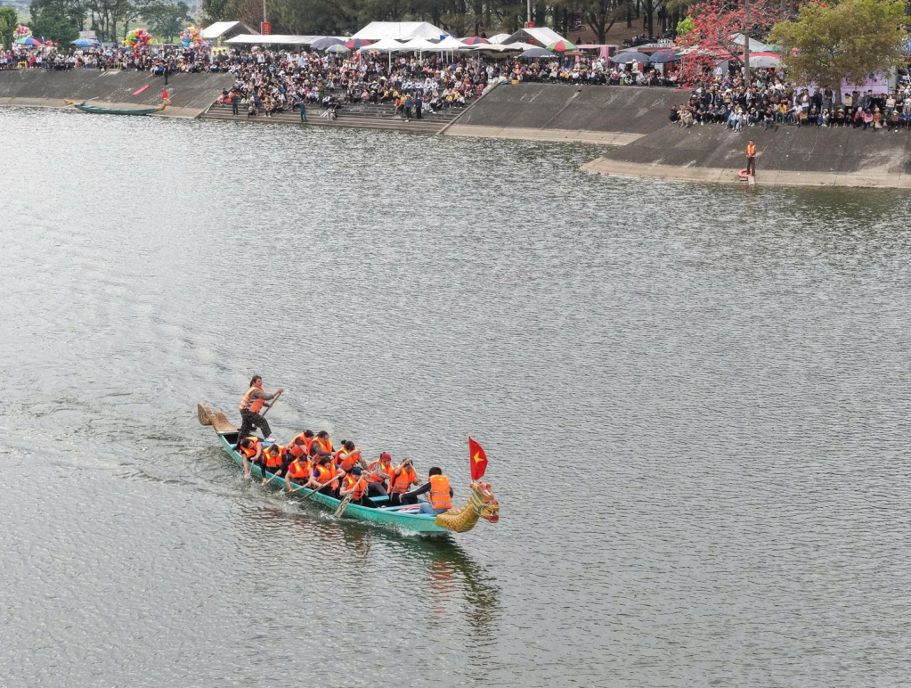 Phần thi đua thuyền diễn ra s&ocirc;i động, dưới sự cổ vũ của đ&ocirc;ng đảo nh&acirc;n d&acirc;n v&agrave; du kh&aacute;ch