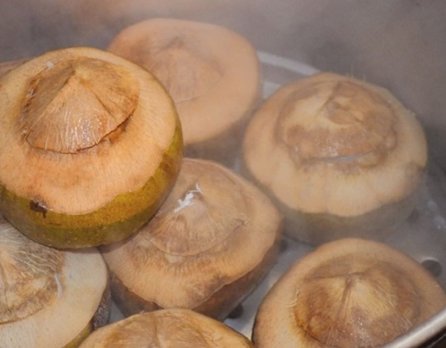 Cơm dừa được nấu bằng c&aacute;ch hấp c&aacute;ch thủy để cơm giữ được độ ngọt.