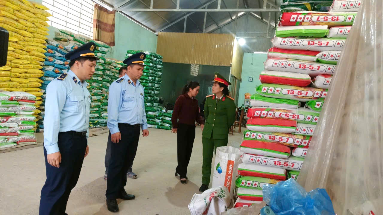 Đội QLTT số 4 Lạng Sơn tăng cường phối hợp, kiểm tra h&agrave;ng h&oacute;a tr&ecirc;n địa b&agrave;n quản l&yacute;