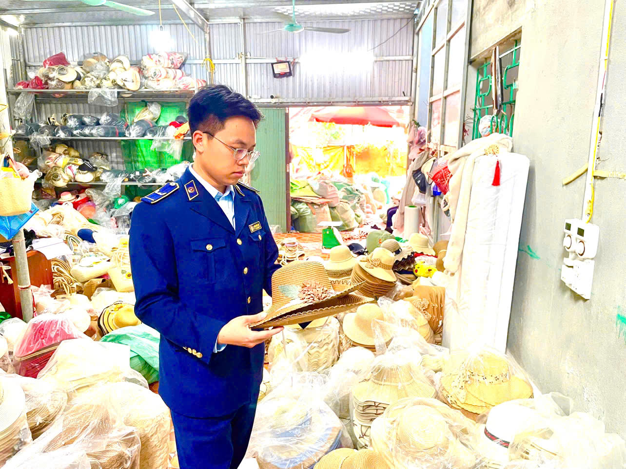 Đội QLTT số 5 Ninh B&igrave;nh kiểm tra cửa h&agrave;ng kinh doanh mũ thời trang vi phạm