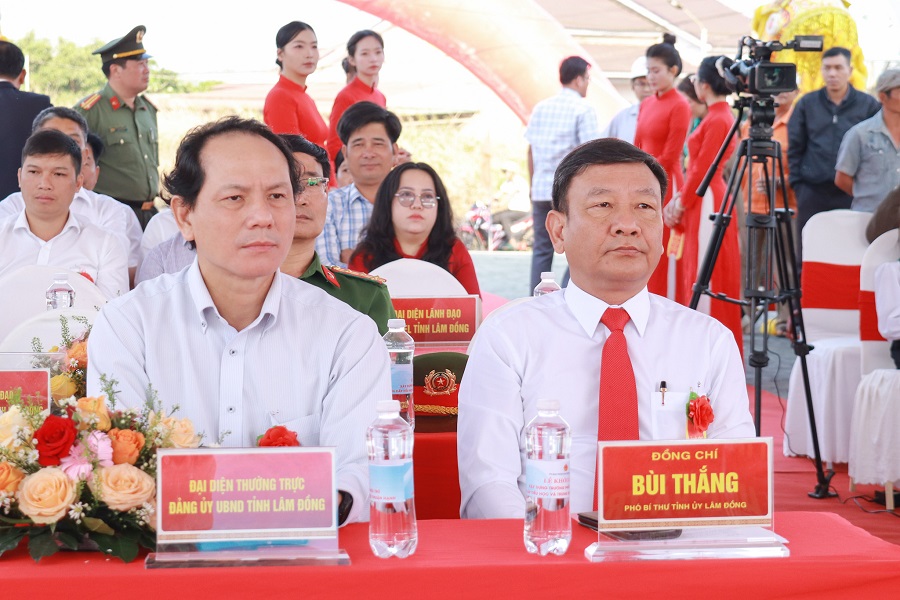 Đồng ch&iacute; B&ugrave;i Thắng - Ph&oacute; B&iacute; thư Tỉnh uỷ tham dự Lễ khởi c&ocirc;ng tại x&atilde; bi&ecirc;n giới Thuận Hạnh