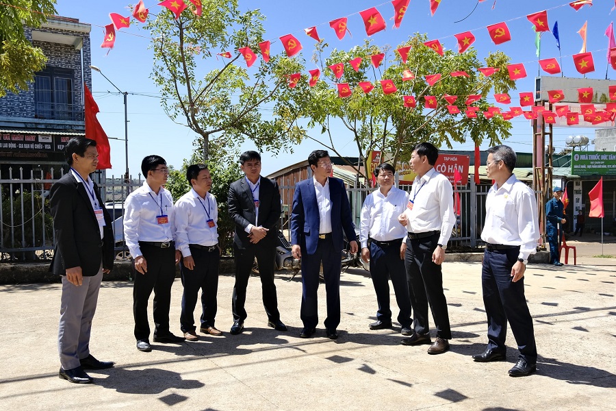 Đồng ch&iacute; Lưu Văn Trung, Ph&oacute; B&iacute; thư Tỉnh ủy, Chủ tịch HĐND tỉnh, Chủ tịch Ủy ban Bầu cử tỉnh L&acirc;m Đồng kiểm tra c&ocirc;ng t&aacute;c bầu cử tại x&atilde; Quảng Trực