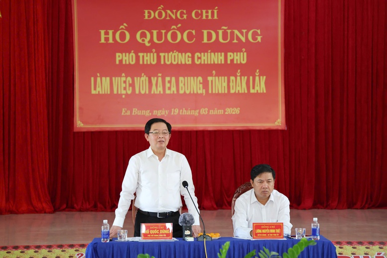 Ph&oacute; Thủ tướng Hồ Quốc Dũng l&agrave;m việc với l&atilde;nh đạo tỉnh Đắk Lắk v&agrave; x&atilde; Ea Bung - Ảnh: VGP/Gia Huy