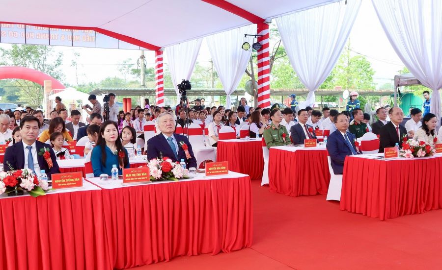 Ph&oacute; Thủ tướng Thường trực Ch&iacute;nh phủ Nguyễn H&ograve;a B&igrave;nh c&ugrave;ng c&aacute;c đại biểu dự lễ khởi c&ocirc;ng Trường Phổ th&ocirc;ng nội tr&uacute; li&ecirc;n cấp TH&THCS Hương Xu&acirc;n