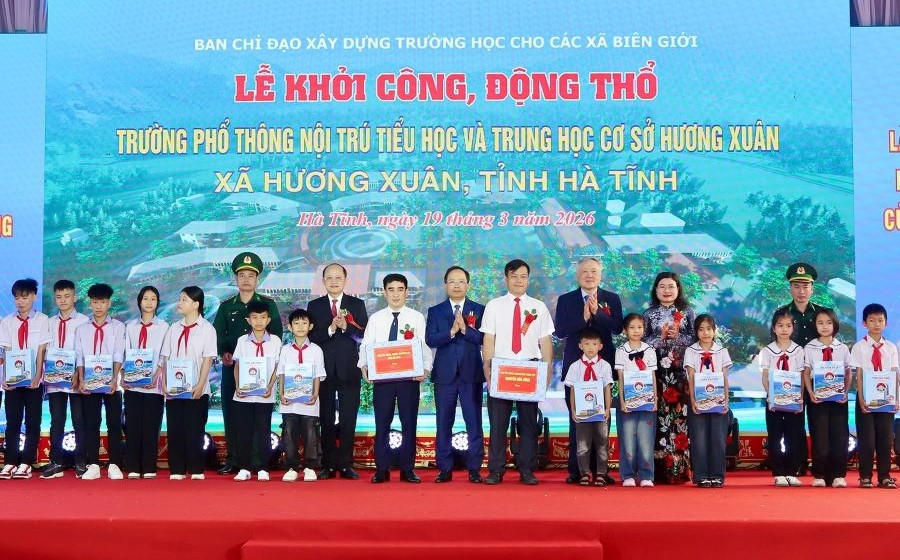 Ph&oacute; Thủ tướng Thường trực Ch&iacute;nh phủ Nguyễn H&ograve;a B&igrave;nh, B&iacute; thư Tỉnh ủy H&agrave; Tĩnh Nguyễn Duy L&acirc;m c&ugrave;ng c&aacute;c đại biểu trao qu&agrave; cho học sinh kh&oacute; khăn v&agrave; tập thể nh&agrave; trường
