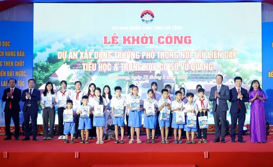 Chủ tịch UBND tỉnh H&agrave; Tĩnh Phan Thi&ecirc;n Định c&ugrave;ng c&aacute;c đại biểu tặng qu&agrave; cho c&aacute;c em học sinh kh&oacute; khăn