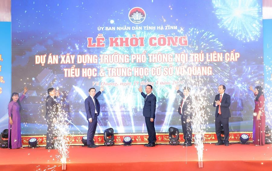 C&aacute;c đại biểu cử h&agrave;nh nghi thức khởi c&ocirc;ng Trường Phổ th&ocirc;ng nội tr&uacute; li&ecirc;n cấp TH&THCS Vũ Quang