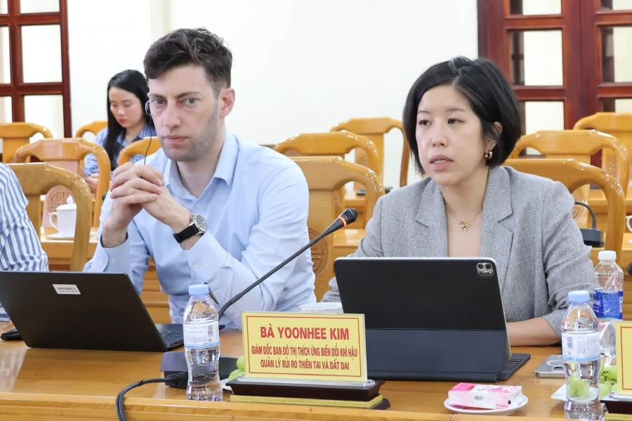 B&agrave; Yoonhee Kim, Gi&aacute;m đốc Ban Đ&ocirc; thị th&iacute;ch ứng biến đổi kh&iacute; hậu quản l&yacute; rủi ro thi&ecirc;n tai v&agrave; đất đai (WB) ph&aacute;t biểu tại buổi l&agrave;m việc