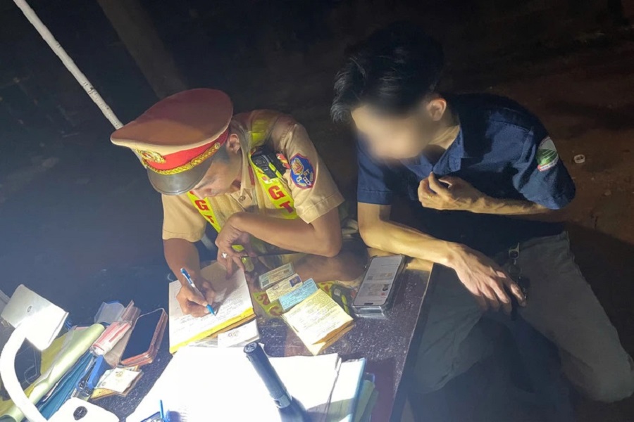 T&agrave;i xế l&aacute;i xe cứu thương ở tỉnh L&acirc;m Đồng bị CSGT Đồng Nai xử phạt v&igrave; sử dụng đ&egrave;n c&ograve;i sai quy định