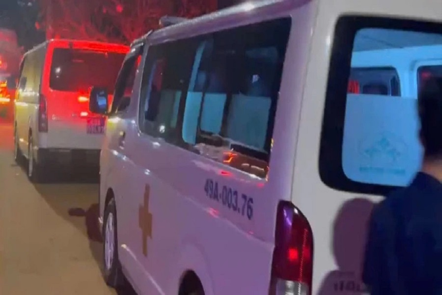 Hai xe cứu thương bị dừng kiểm tra