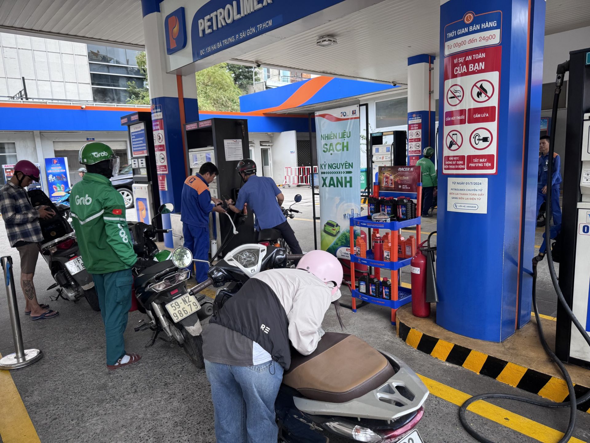 Grab tăng ưu đãi, tài xế vẫn kêu khó đủ trang trải chi phí