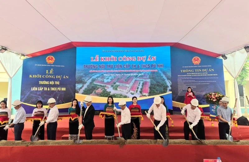 C&aacute;c đồng ch&iacute; l&atilde;nh đạo tỉnh, địa phương thực hiện nghi thức lễ khởi c&ocirc;ng.