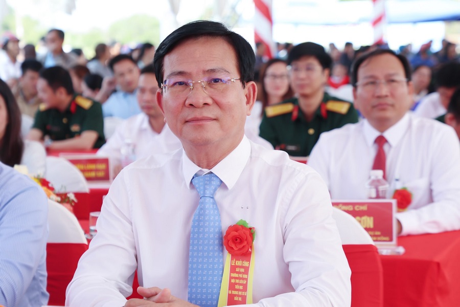 Đồng ch&iacute; Hồ Văn Mười, Ủy vi&ecirc;n Trung ương Đảng, Ph&oacute; B&iacute; thư Tỉnh ủy, Chủ tịch UBND tỉnh tham dự Lễ khởi c&ocirc;ng Trường phổ th&ocirc;ng nội tr&uacute; li&ecirc;n cấp TH v&agrave; THCS Đắk Wil