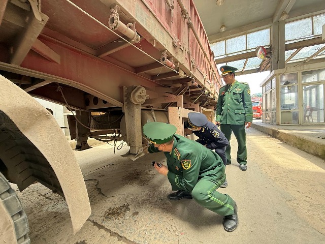 C&aacute;c lực lượng chức năng kiểm tra phương tiện, h&agrave;ng h&oacute;a lưu th&ocirc;ng qua Cửa khẩu quốc tế Cầu Treo. (Ảnh: L&ecirc; Quyết)