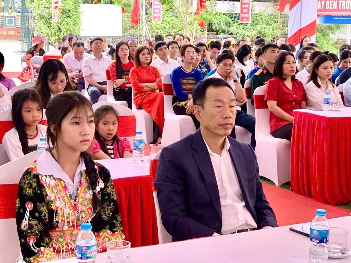 Đồng ch&iacute; L&ecirc; Quang H&ugrave;ng, Ủy vi&ecirc;n Ban Thường vụ Tỉnh ủy, Ph&oacute; Chủ tịch UBND tỉnh v&agrave; c&aacute;c em học sinh, đại biểu dự buổi lễ.