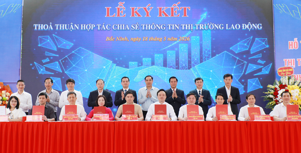 C&aacute;c đại biểu chứng kiến lễ k&yacute; kết thỏa thuận hợp t&aacute;c chia sẻ th&ocirc;ng tin thị trường lao động của trung t&acirc;m dịch vụ việc l&agrave;m 10 tỉnh, th&agrave;nh phố.