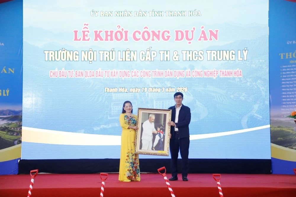 đồng ch&iacute; Nguyễn Ngọc Tiến, Ủy vi&ecirc;n Ban Thường vụ, Trưởng ban Nội ch&iacute;nh Tỉnh ủy trao tặng Trường Tiểu học Trung L&yacute; bức tranh B&aacute;c Hồ.
