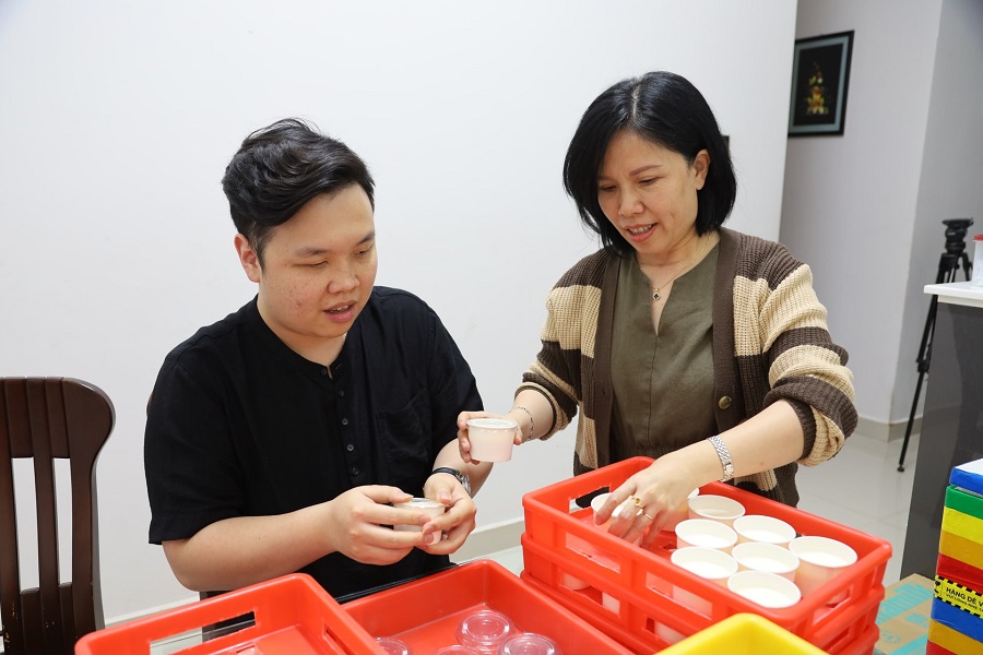 Mỗi h&agrave;nh tr&igrave;nh của anh Ph&uacute;c đều c&oacute; sự động vi&ecirc;n, hỗ trợ của mẹ