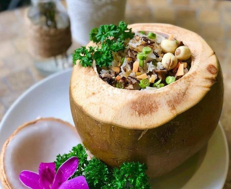 Người d&acirc;n địa phương s&aacute;ng tạo ra c&aacute;ch nấu cơm ngay trong vỏ dừa để tận dụng nước dừa tươi ngọt, thay v&igrave; d&ugrave;ng nước lọc th&ocirc;ng thường.